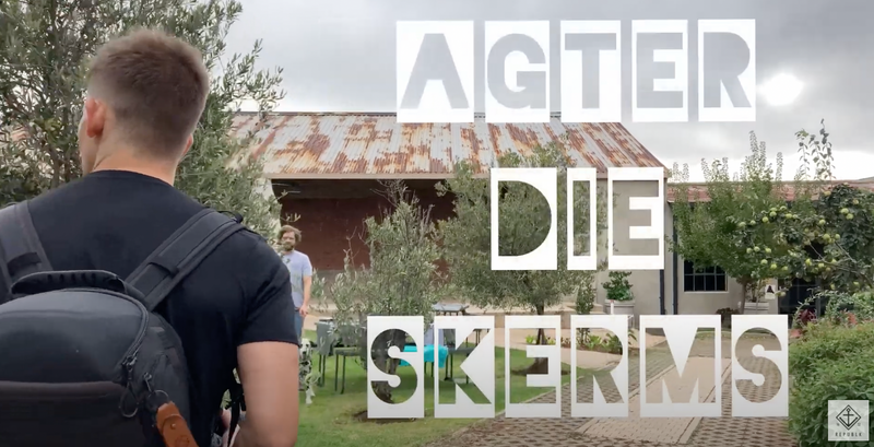 Agter die skerms